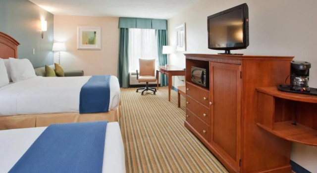 Четырёхместный номер Executive Holiday Inn Express Hotel & Suites Fredericksburg by IHG