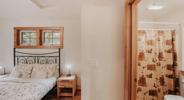 Snowline Cabin #34 - Great English Tudor-style Home With hot Tub! Now With Wifi!, Buchen Sie Ferienhaus Hotels in Glacier mit Pool, Schwimmbad