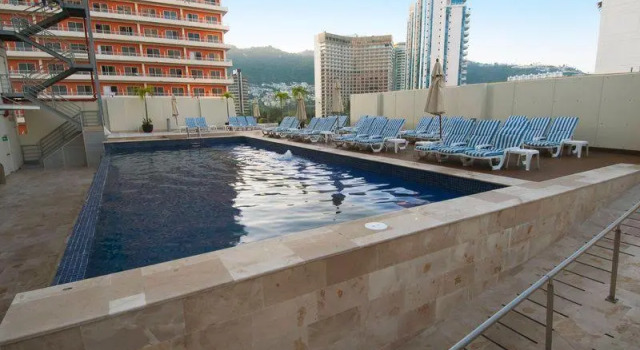 Кровать в общем номере One Acapulco Costera