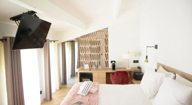 Le Domaine Du Colombier, Book Hotel Hoteller i Drôme Provençale med parkering, Parkering