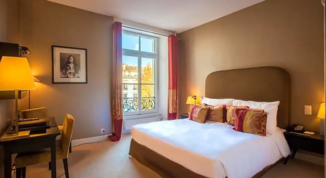 Номер Superior с видом на город Hôtel Des Trois Couronnes & Spa - The Leading Hotels of the World