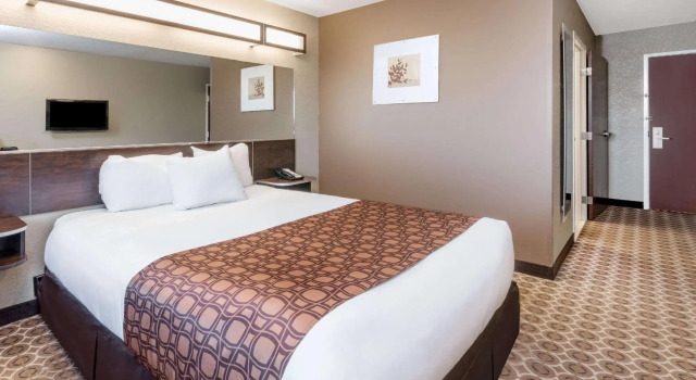 Двухместный номер Standard Microtel Inn & Suites by Wyndham Dickinson