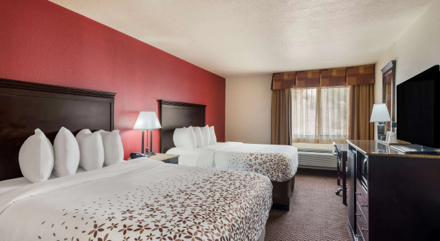 Четырёхместный номер Standard SureStay Plus Hotel by Best Western Silver City