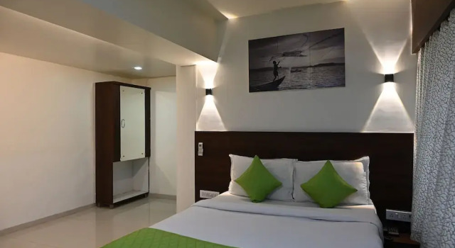 Номер Deluxe Hotel Express Airoli