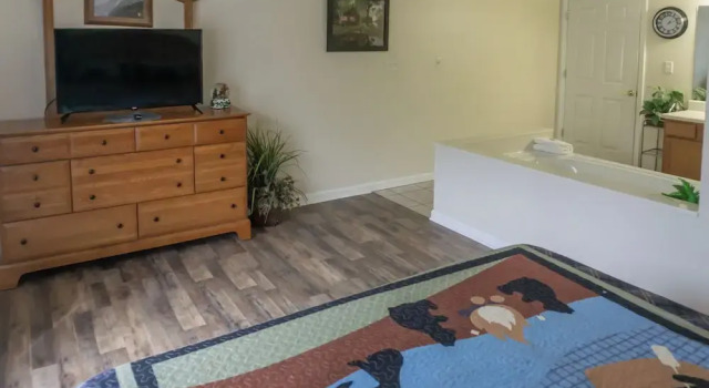 Mtn Views! Walkable Pigeon Forge Retreat w/ Pool, Забронировать Апартаменты/квартира Апартаменты Пиджен-Фордж, рядом с Гоночный центр Xtreme, Апартаменты/квартира