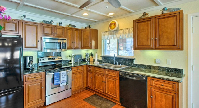 Коттедж Lakefront Retreat w/ Dock, Paddle Boards & Kayaks!