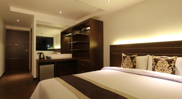 Clover Suites Royal Lake Yangon, Rezervasyon Otel Yangon havuzlu oteller, Karaweik Hall yakınında, Yüzme Havuzu