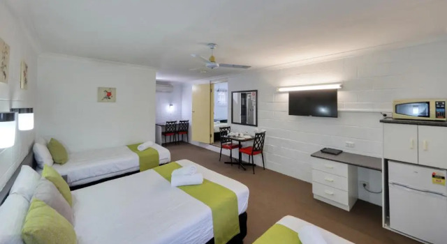 Двухместный семейный люкс Deluxe Azalea Motel - Under New Management