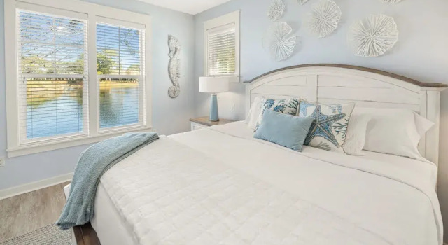 1332 Laurel Grove 3 Bedroom Home by RedAwning, Varaa Lomakoti Hotellit Emerald Coast uima-altaalla, Uima-allas