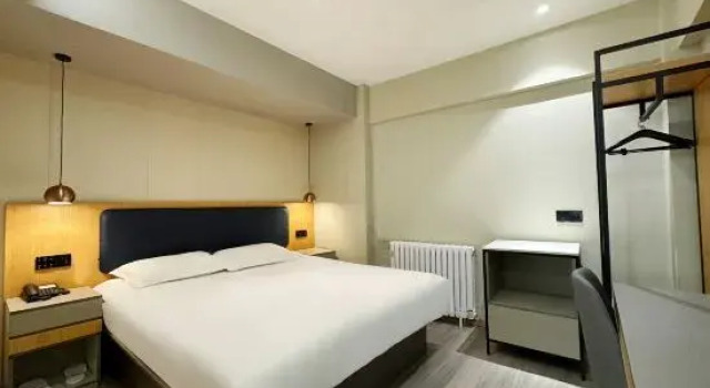 Четырёхместный люкс Homeinn Ease Hotel (Beijing Temple of Heaven Park Tianqiao Subway Station)