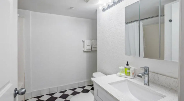 Salt Cay Suite 410, Забронировать Отель Отели Ки-Уэст с парковкой, рядом с Key West Tropical Forest and Botanical Garden, Парковка