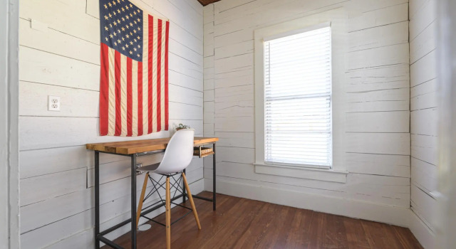 Restored 1930s Uptown Bungalow 2 min to Magnolia Silos, Boek Hotel Hotels in Waco met parkeren, Parkeren