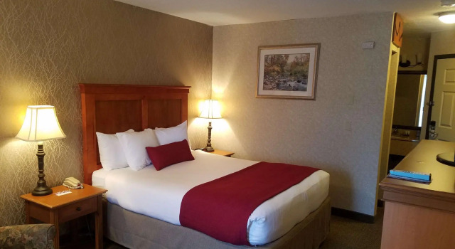 Двухместный номер Standard с балконом и с видом на бассейн Best Western Plus Rivershore Hotel