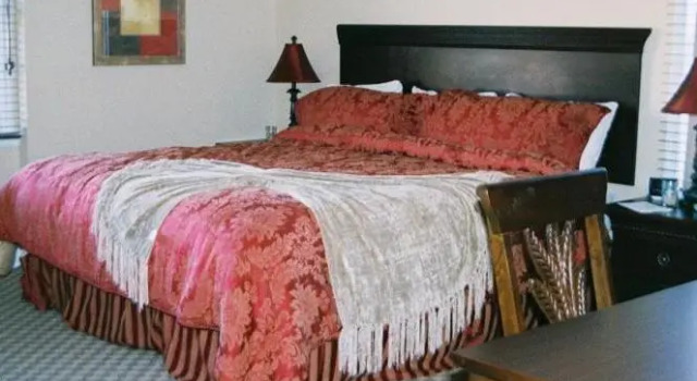 Номер Deluxe Colts Neck Inn Hotel