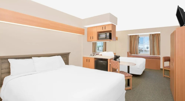 Четырёхместный люкс Business Microtel Inn & Suites by Wyndham Colfax