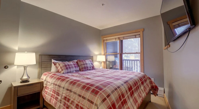 Perfect Ski Condo Steps from the Super Bee & Golf Course - CS325 by Redawning, Забронировать Апартаменты/квартира Отели Коппер-Маунтин с парковкой, Парковка