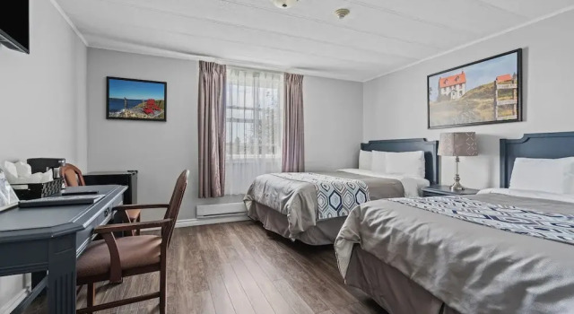 Четырёхместный номер Standard Edge of the Avalon Inn