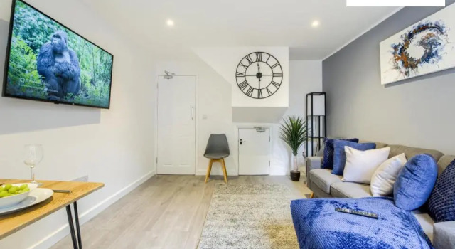 6 Bedroom 6 Bath House By Passionfruitproperties close to Coventry City Centre with garden - RRC