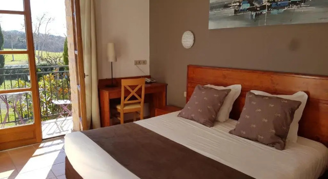 Трёхместный номер Standard с балконом Hôtel et Restaurant Logis Le Mas de Mon Père