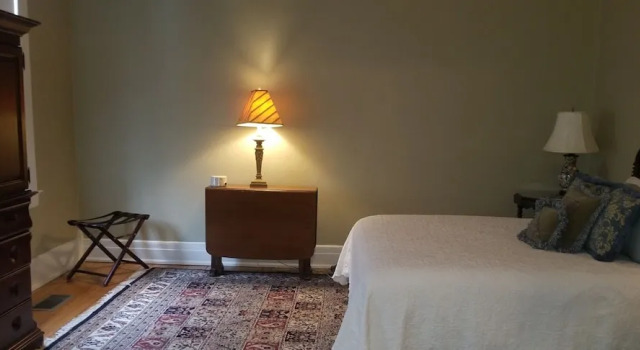 Люкс Deluxe Downtown Guest Quarters Hotel