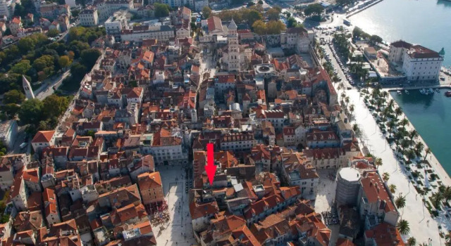 Апартаменты Old Square Apartment