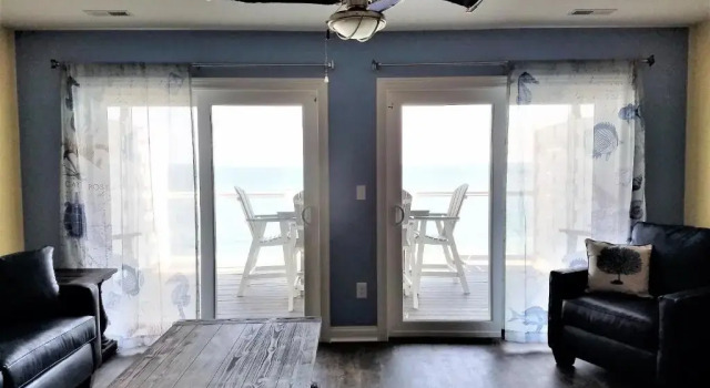Кровать в общем номере с видом на воду Put-in-Bay Condos