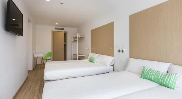 Четырёхместный номер Deluxe SmartRoom Barcelona