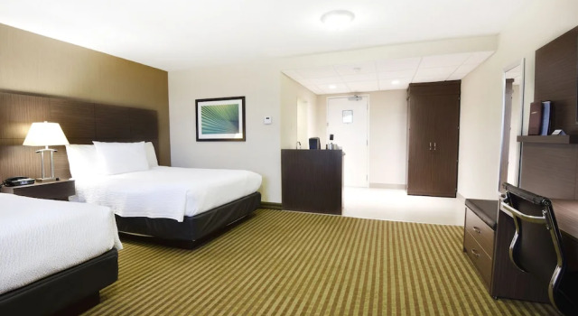 Четырёхместный номер Deluxe Victoria Inn Hotel and Convention Center Winnipeg
