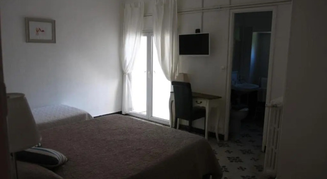 1er Consul, Varaa Hotelli  