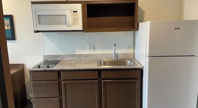 Четырёхместный люкс WoodSpring Suites Detroit Madison Heights