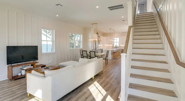 1 Mi to Ocean! Galveston Getaway w/ 2 Balconies, Забронировать Дом для отпуска Виллы Галвестон, рядом с Научная лаборатория Галвестона NOAA Fisheries, Вилла