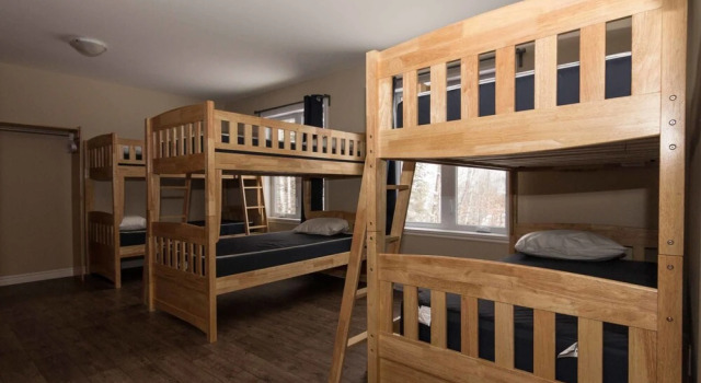 Кровать в общем номере Chalets Lanaudière