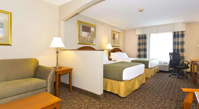 Четырёхместный люкс Spark by Hilton La Crosse Onalaska