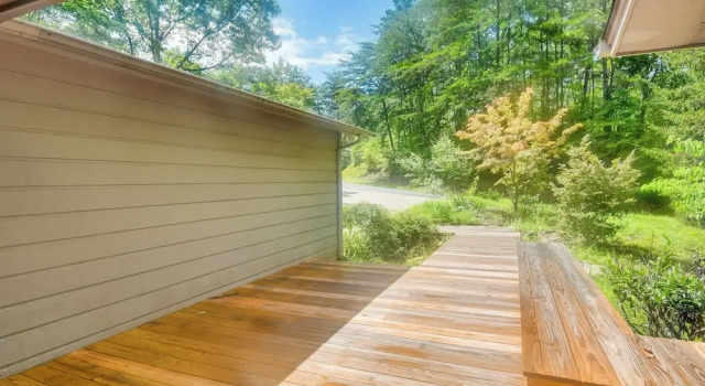 Luxe Rumbling Bald Home w/ Deck & Mountain View, Забронировать Дом для отпуска Коттеджи Лейк-Лур, Коттедж