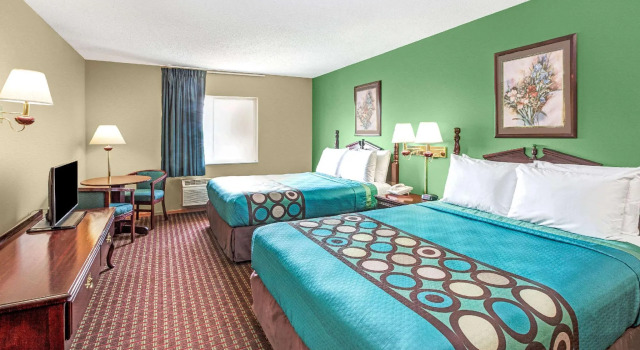 Четырёхместный номер Standard Super 8 by Wyndham McHenry Fox Lake Area