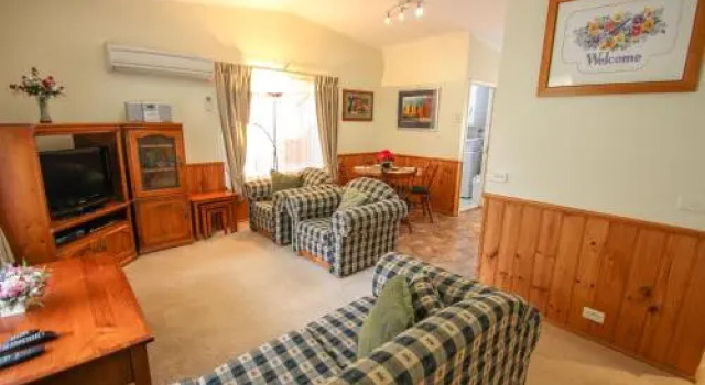 Silver Birches Holiday Village - Unit 5, Book Apartment Bright 