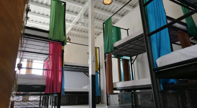 Кровать в общем номере с балконом и с видом на город Casa Oro Eco Hostel