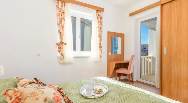 Mihaela 1 Rab in Rab, Varaa Hotelli Hotellit Kvarner Islands uima-altaalla, Uima-allas