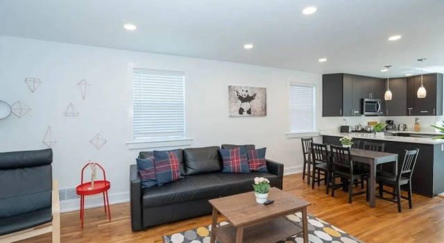 Modern Colonial 3BR 2BA House 5m to DC & DCA, Забронировать Отель Александрия Washington DC Metropolitan area, рядом с Del Ray Farmers Market