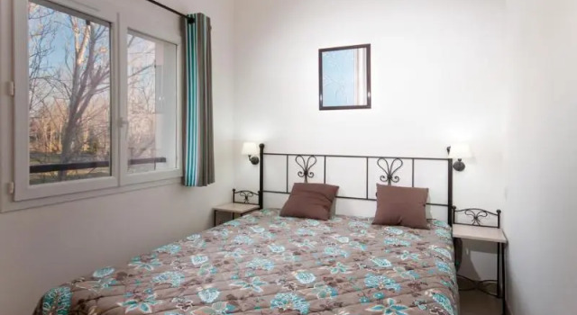 Кровать в общем номере с 3 комнатами Résidence Lagrange Vacances LOustau de Sorgue