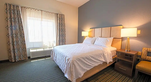 Двухместный люкс c 1 комнатой Candlewood Suites-West Springfield by IHG