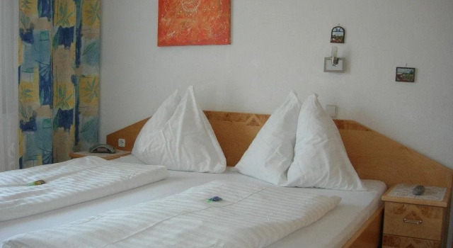 Gästehaus und Weinbau Zur Wiederkehr Strudler, Book Hotel Podersdorf am See 