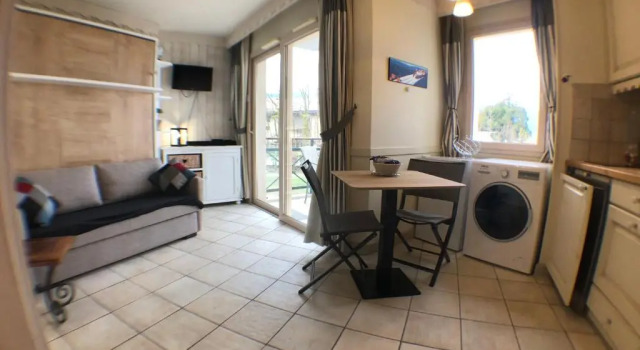 Situation exceptionnelle pour ce cosy studio avec terrasse SUR LAC, dans résidence avec PLAGE et ponton PRIVEE