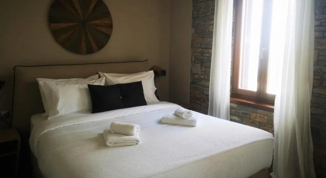 Gems of Pinakates, Book Hotel  