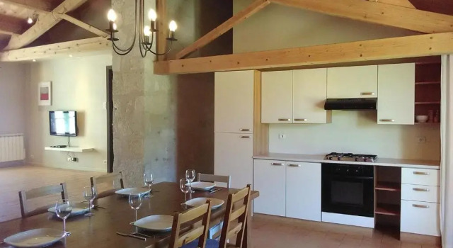 Gîte authentique avec piscine, proche nature et activités, rénové et confortable, jusquà 6 pers. - FR-1-426-96, Забронировать Отель Отели Земель Луары с парковкой, Парковка