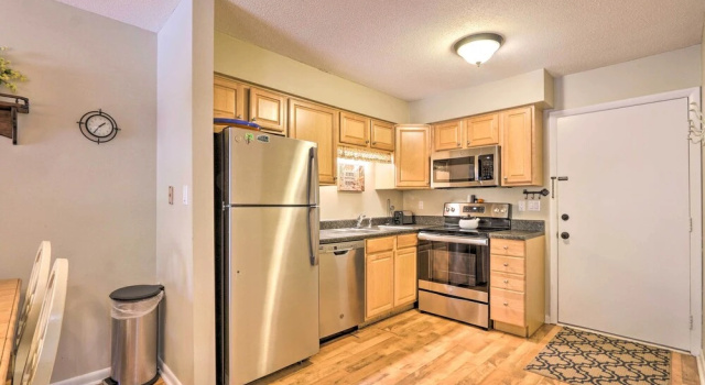 Апартаменты Walk to Folly Field Beach: Hilton Head Condo
