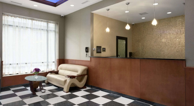 Howard Johnson Jamaica NY Near AirTrain JFK, Забронировать Отель Джамейка Куинс, рядом с Джамейка-Сентер—Парсонс—Арчер