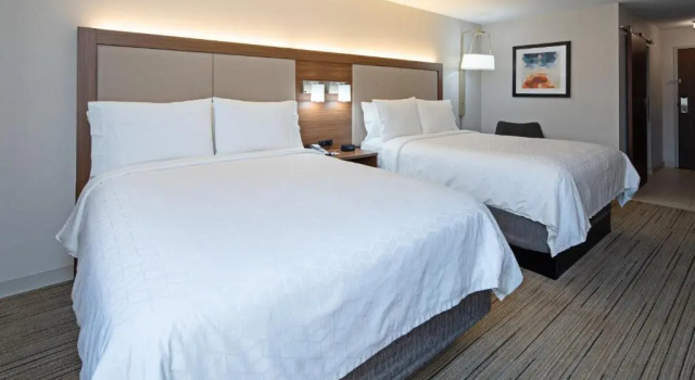 Четырёхместный номер Standard Holiday Inn Express Hotel & Suites SeaTac by IHG