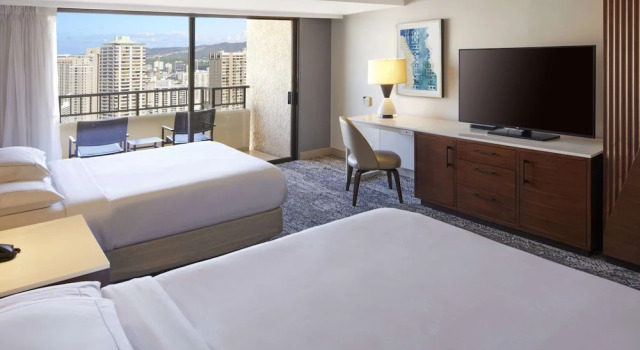 Четырёхместный номер для гостей с ограниченными возможностями Hilton Hawaiian Village Waikiki Beach Resort
