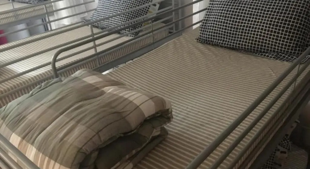 Just for sleep - Parisian Male dorm room - daily stay from 20h to 10h, Забронировать Отель Бобиньи Seine-Saint-Denis